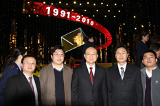 國家質檢總局副局長支樹平（右三）在中央電視臺演播大廳2010年“3.15晚會”直播現(xiàn)場與中國質量檢驗協(xié)會會員工作部主任楊曉東（右二）、防偽中心主任王成村（右一）、會員工作部副主任劉輝（左二）、會員工作部副主任王劍（左一）等協(xié)會工作人員代表合影留念
